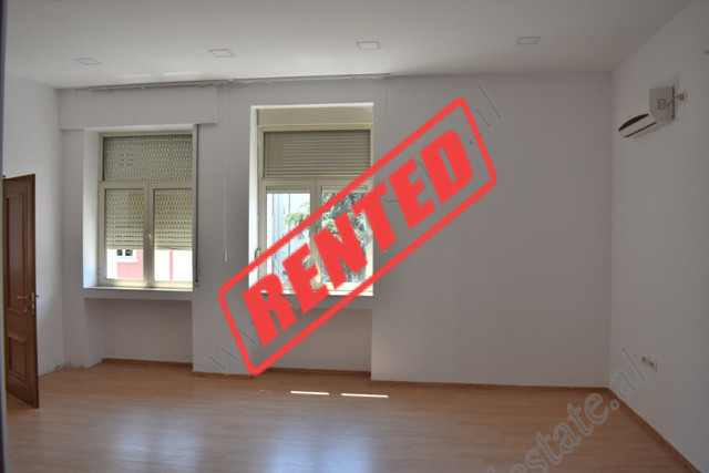 Ambient zyre me qira ne rrugen Ukraina e Lire prane Kryeministrise se Tiranes.
Ndodhet ne katin e 4